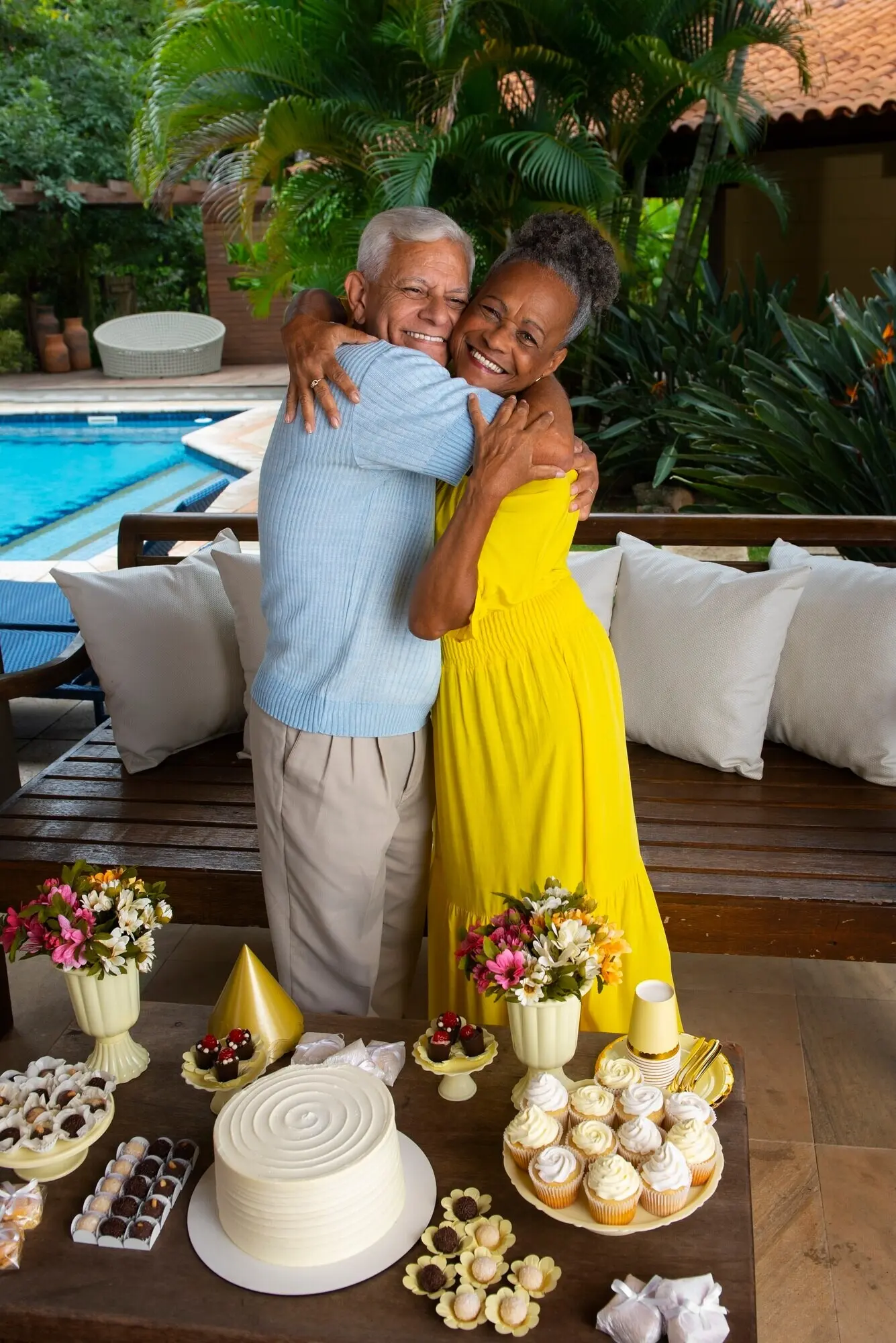 Ganzkörperaufnahme eines Paares, das gemeinsam Geburtstag feiert.