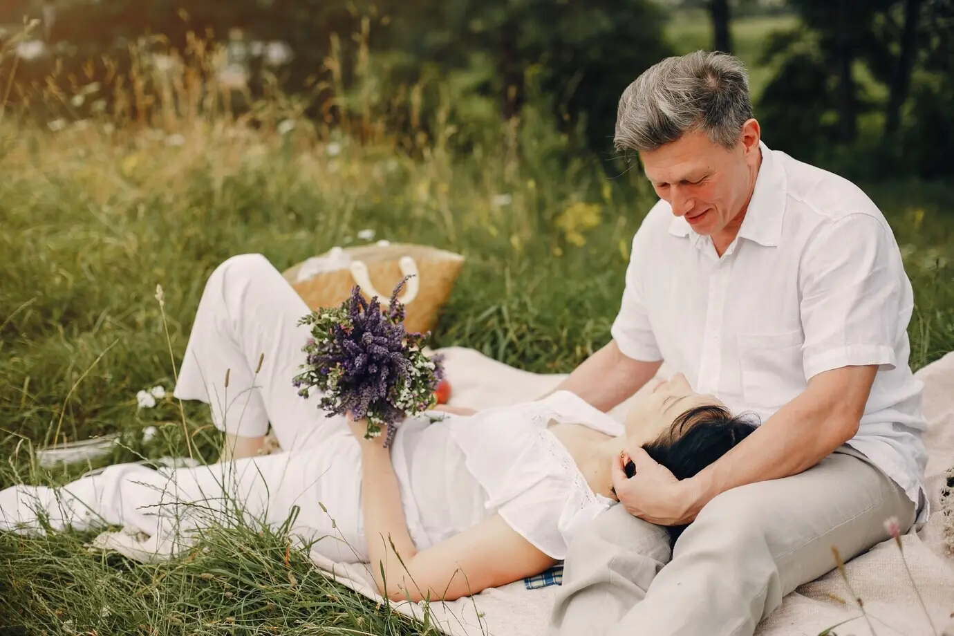 Ein schönes erwachsenes Paar verbringt Zeit auf einem sommerlichen Feld.