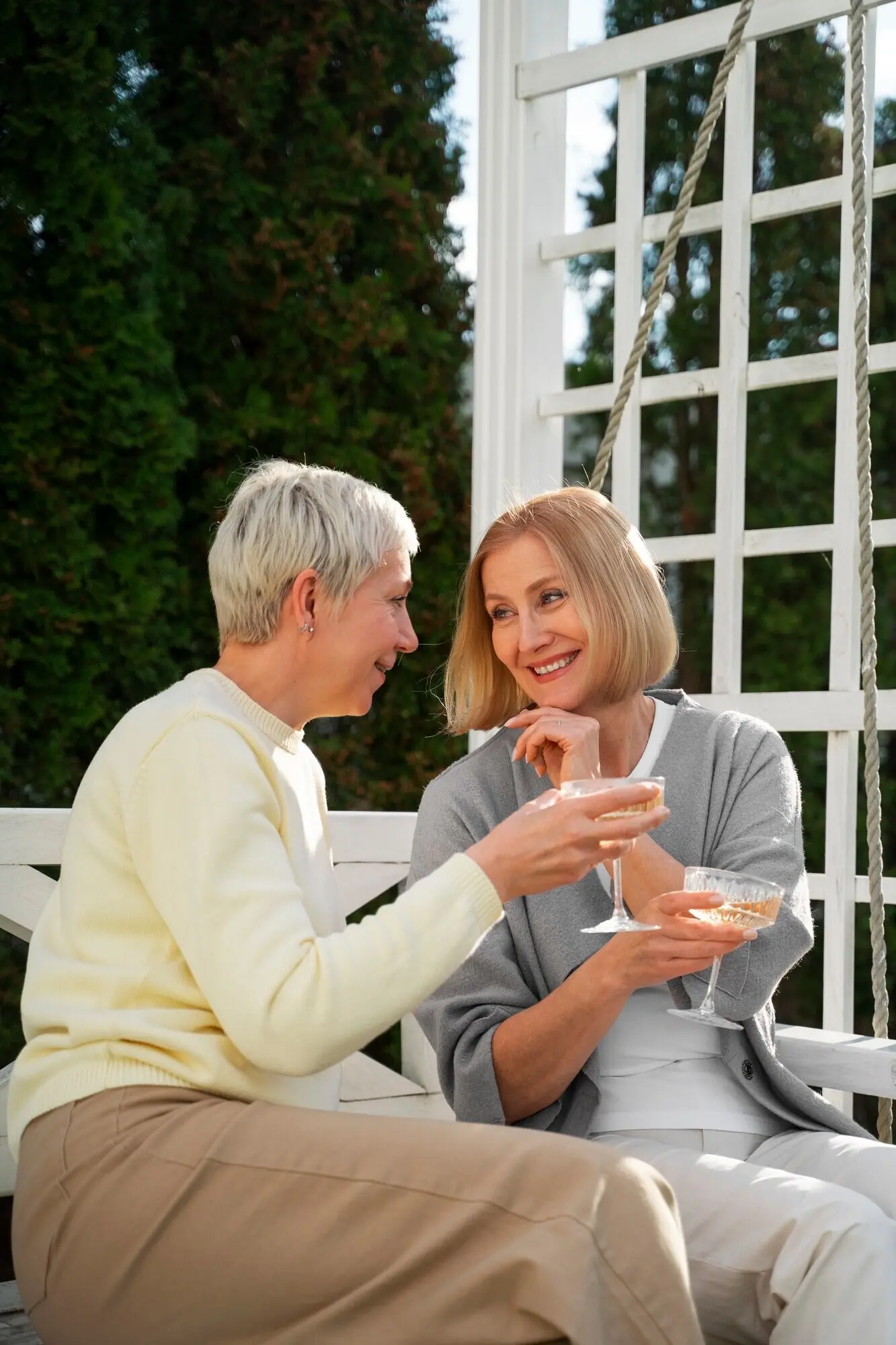 Halbnahe Aufnahme einer Familie, die Geburtstag feiert.